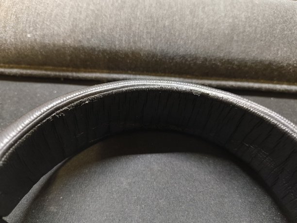 10年間の使用で生じたすり切れと変色。クッション材も薄くなっています。